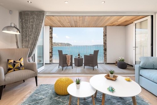 3 The Bay, a three bedroom apartment sleeping 8 guests overlooking the ocean
