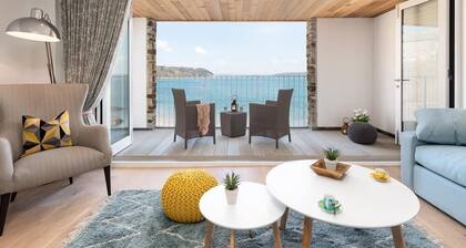 3 The Bay, a three bedroom apartment sleeping 8 guests overlooking the ocean