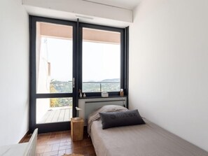 3 bedrooms, iron/ironing board, WiFi