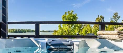 Banyera d'hidromassatge a l'aire lliure