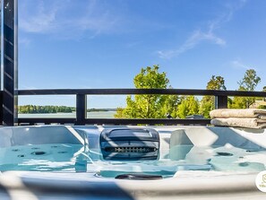 Tina de hidromasaje al aire libre