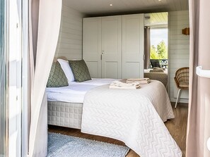 1 bedroom, travel crib