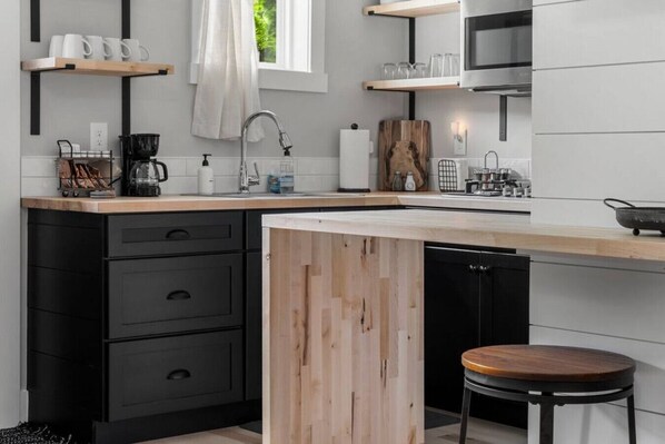 Refrigerador, microondas, parrilla de estufa y cafetera y tetera 