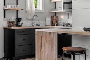 Refrigerador, microondas, parrilla de estufa y cafetera y tetera