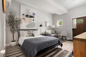 1 habitación, escritorio, tabla de planchar con plancha y cuna de viaje