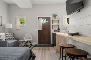 1 habitación, escritorio, tabla de planchar con plancha y wifi gratis 