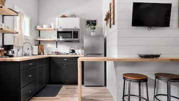 Frigorifero, microonde, piano cottura, macchina per tè/caffè