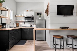 Kylskåp, mikrovågsugn, spishäll och kaffe- och tebryggare