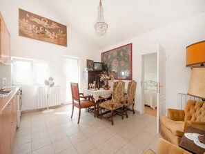 A dining area with a table, chairs, and a chandelier. - Bertie's Lodge (Smokvica)