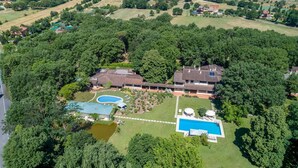 An aerial view of a residential property with a large house, two swimming pools, and a well-maintained garden. - Villa Mimmina 8 in Civitella in Val di Chiana (Civitella in Val di Chiana)