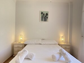 3 chambres, coffres-forts dans les chambres, fer et planche à repasser