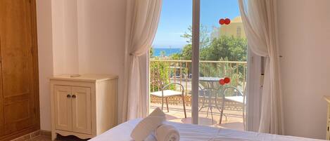 3 bedrooms, in-room safe, iron/ironing board, free WiFi