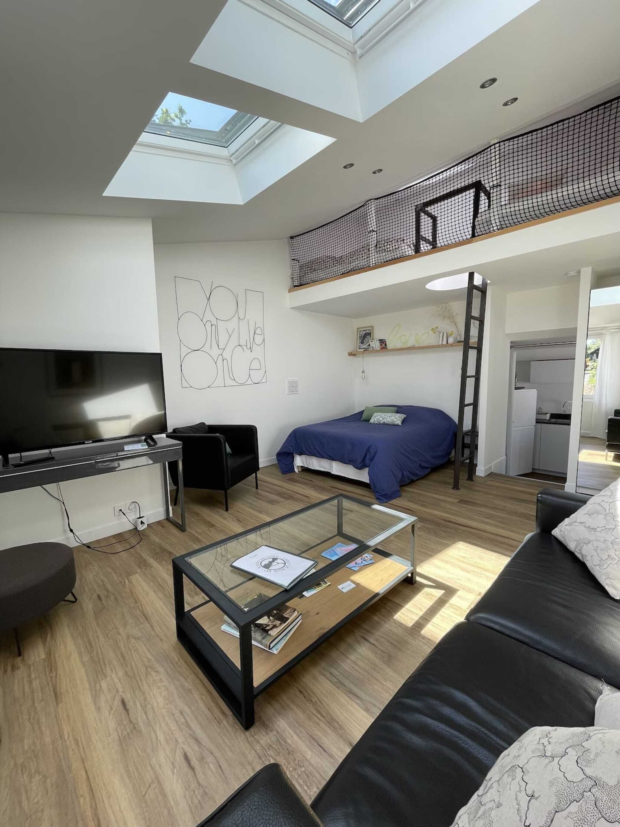 2 habitaciones, tabla de planchar con plancha y cuna de viaje 