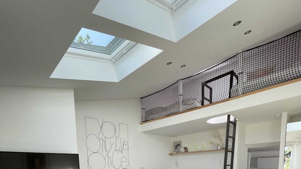 2 habitaciones, tabla de planchar con plancha y cuna de viaje 