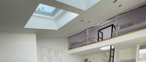 2 habitaciones, tabla de planchar con plancha y cuna de viaje