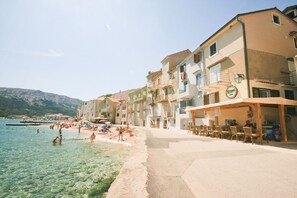 På stranden