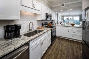 Kjøleskap, mikrobølgeovn, ovn og kokeplater