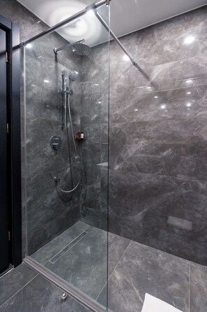 Shower, free toiletries, hair dryer, bathrobes -  Onyx City Center (Tbilisi)