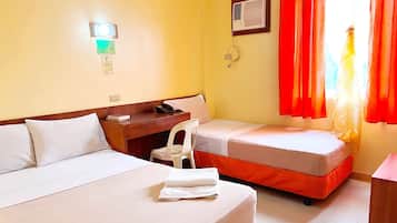 Camera Superior | Una scrivania, postazione laptop, Wi-Fi gratuito