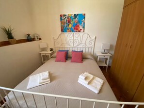 3 chambres, bureau, fer et planche à repasser, accès au Wi-Fi (inclus)