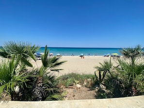 Una spiaggia nelle vicinanze