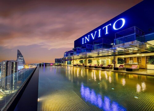 Exclusive City Retreat | Rooftop Pool & King Comfort