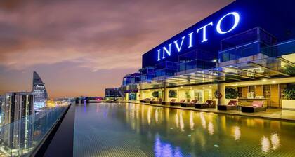 Exclusive City Retreat | Rooftop Pool & King Comfort