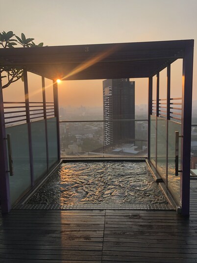 Exclusive City Retreat | Rooftop Pool & King Comfort