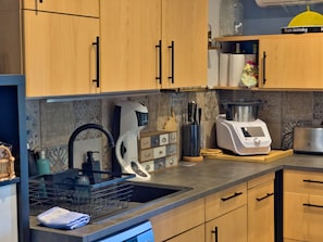 Fridge, microwave, oven, stovetop - Comfortable 1-bedroom Apartment - Sea & Tranquility - 2-Star Rated (Sausset-les-Pins)