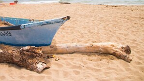 A blue boat with the number B42489 on a sandy beach. - INDUSTRIAL#CENTER#STATION#WIFI@SLEEPNTRIPBEZIERS (Béziers)