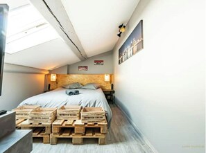 2 bedrooms, travel cot, free WiFi, bed sheets