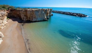 På stranden og solsenger