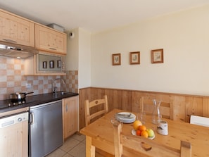 Fridge, dishwasher, coffee/tea maker