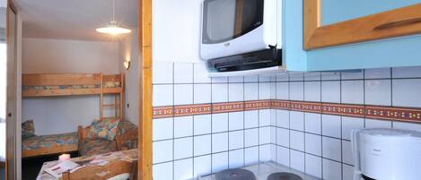 Kjøleskap, mikrobølgeovn, oppvaskmaskin og kaffetrakter/tekoker