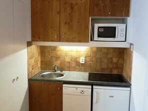Fridge, microwave, dishwasher, coffee/tea maker