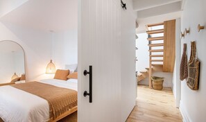 2 bedrooms, iron/ironing board, travel cot, free WiFi - Modern Haven in Vibey Fitzroy Walk to shops (Fitzroy)