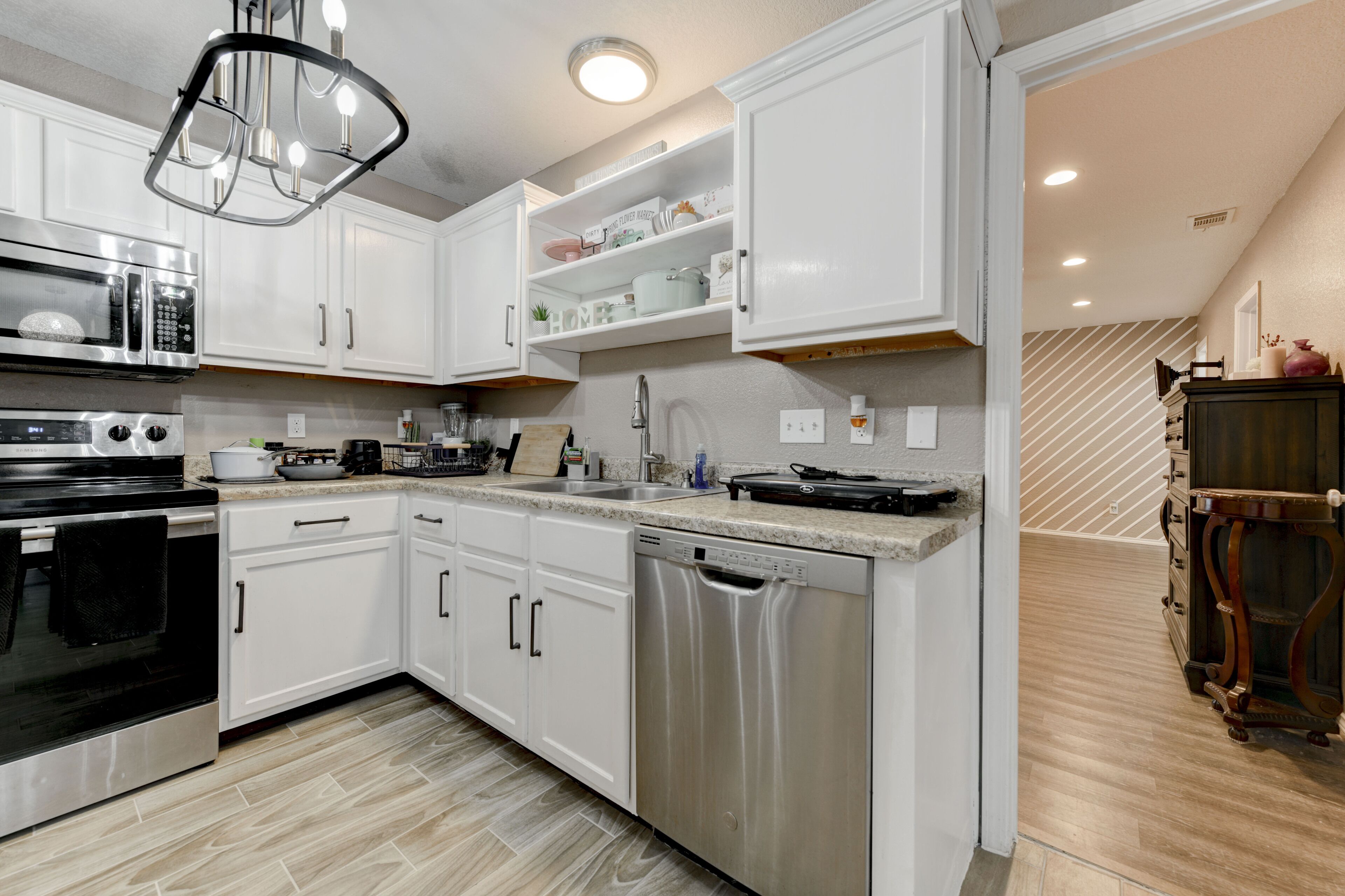 Refrigerador, microondas, horno y parrilla de estufa 