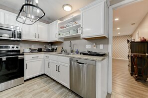 冷蔵庫、電子レンジ、オーブン、コンロ