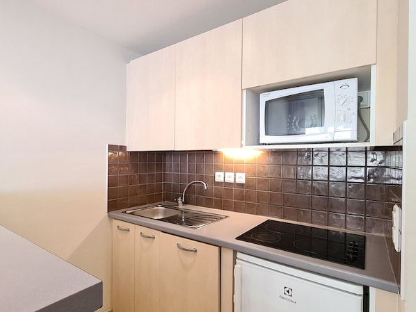 Réfrigérateur, four à micro-ondes, lave-vaisselle, cafetiÚre-théiÚre