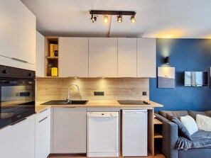 Kühlschrank, Ofen, Geschirrspüler, Wasserkocher mit Kaffee-/Teezubehör