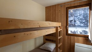 A bunk bed room with wooden walls and a window overlooking a snowy landscape. - Ski-in studio with WiFi and pets allowed (Briançon)