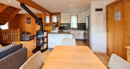 Helles Chalet mit Holzofen · Gratis unbegrenztes WLAN · Garage