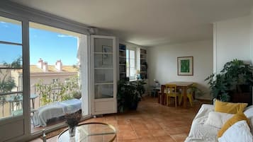 TV, lettore DVD, libri, impianto stereo