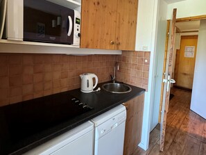 Réfrigérateur, lave-vaisselle, cafetière/bouilloire, grille-pain