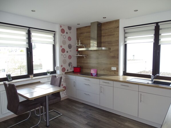 Fridge, microwave, oven, stovetop - Vacation home with garden and terrace, 15 minutes from the Moselle (Blankenrath)