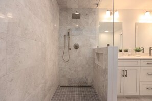 Dusche, Haartrockner, Handtücher