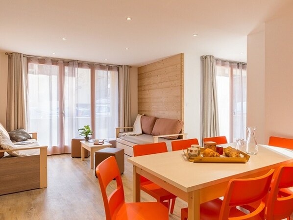 Dining - Spacious apartment, ski-in, WiFi, pets welcome (Briançon)