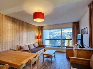 TV - Spacious apartment in the center, balcony, pets allowed (Flaine)