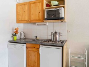 Kühlschrank, Ofen, Geschirrspüler, Hochstuhl