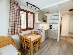 Fridge, microwave, stovetop, coffee/tea maker - Spacious ski-in/ski-out apartment with balcony for 6 guests (Tignes)